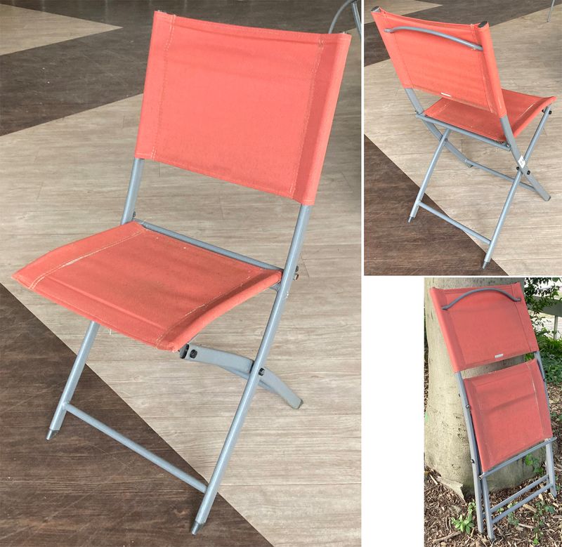 CHAISE PLIANTE D'EXTERIEUR DOSSIER ET ASSISE EN TOILE DE COULEUR ORANGE ET STRUCTURE EN ACIER LAQUE GRIS. USURE ET ACCIDENTS (TOILE DECHIREE MANQUE EMBOUTS). 83 X 42 X 50 CM. 6 UNITES. VENDU A L'UNITE AVEC FACULTE DE REUNION. ARCUEIL 4.