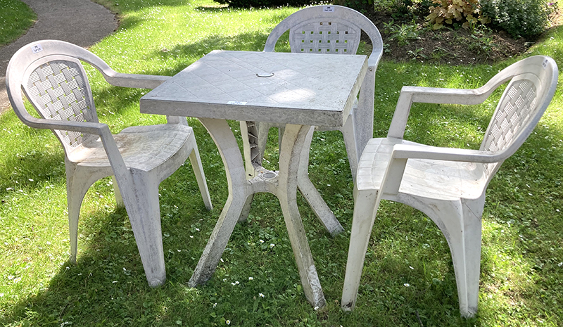 SALON DE JARDIN COMPRENANT 1 TABLE CARREE REPOSANT SUR 4 PIED AVEC PASSAGE POUR UN PARASOL ET SON CACHE ET 3 FAUTEUILS EMPILABLES EN PLASTIQUE DE COULEUR BLANC. USURE. TABLE : 72 X 59 X 59 CM. FAUTEUIL : 79 X 56 X 48 CM. ARCUEIL 5.