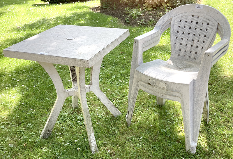 SALON DE JARDIN COMPRENANT 1 TABLE CARREE REPOSANT SUR 4 PIED AVEC PASSAGE POUR UN PARASOL ET SON CACHE ET 3 FAUTEUILS EMPILABLES EN PLASTIQUE DE COULEUR BLANC. USURE. TABLE : 72 X 59 X 59 CM. FAUTEUIL : 79 X 56 X 48 CM. ARCUEIL 5.