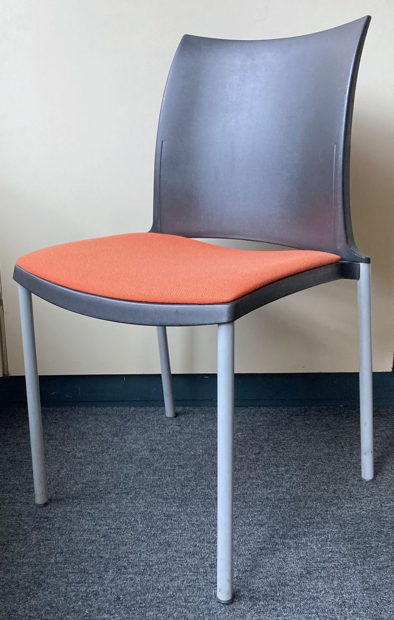 67 UNITES.CHAISE EMPILABLE DESIGN JORGE PENSI MODELE ! HOLA ! PROGRAMM 2200 EDITIONS KUSCH+CO DOSSIER ET STRUCTURE EN POLYMERE NOIR, ASSISE EN TISSU ORANGE REPOSANT SUR 4 PIEDS EN ACIER LAQUE GRIS. 80 X 48 X 48 CM.  ARCUEIL 3 00 ET ARCUEIL 4.