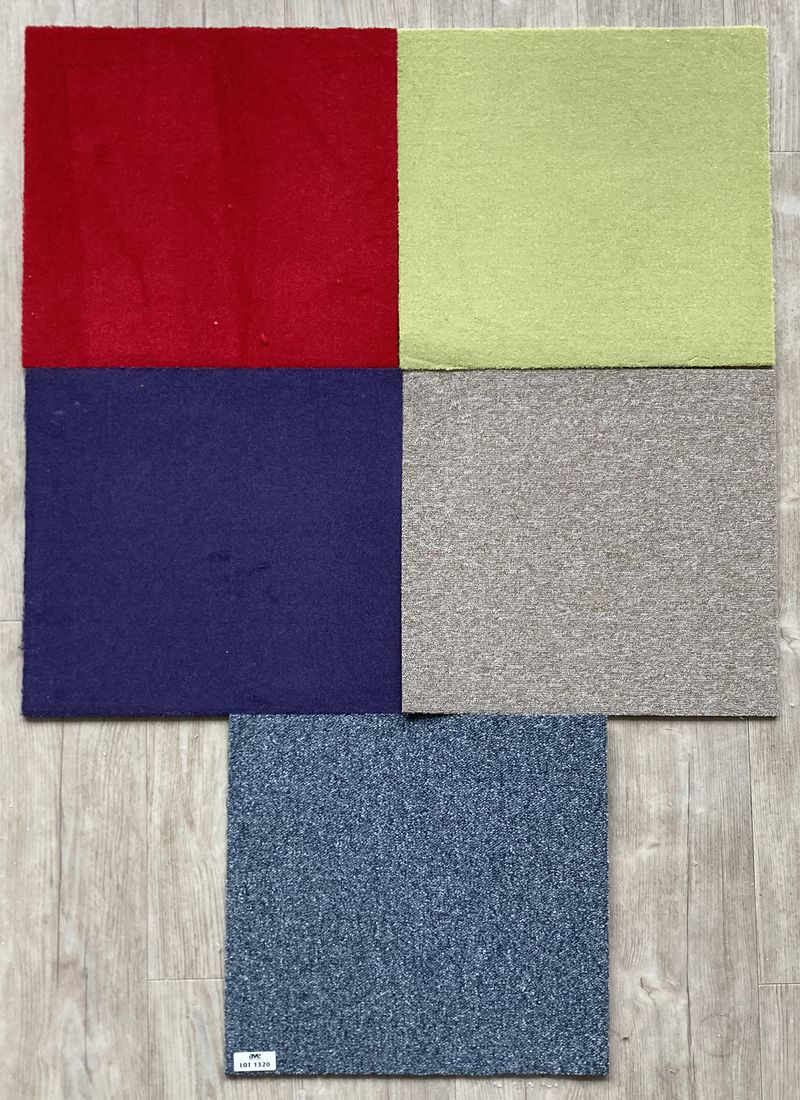 300 APPROX SOIT 75 M² APPROX DE DALLES DE MOQUETTE (50 CM X 50 CM) DONT DE MARQUE HEUGA ET FLOTEX DE DIFFERENTES COULEURS DONT COBALT, VIOLET, VERT POMME, ROUGE... ARCUEIL 4