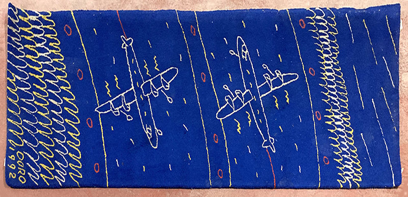 TAPIS DE MARQUE TISCA EN LAINE A FOND DE COULEUR BLEU A MOTIF D'UNE SCENE AEROPORTUAIRE. 247 X 100 CM. ARCUEIL SOUS-SOL POSTE