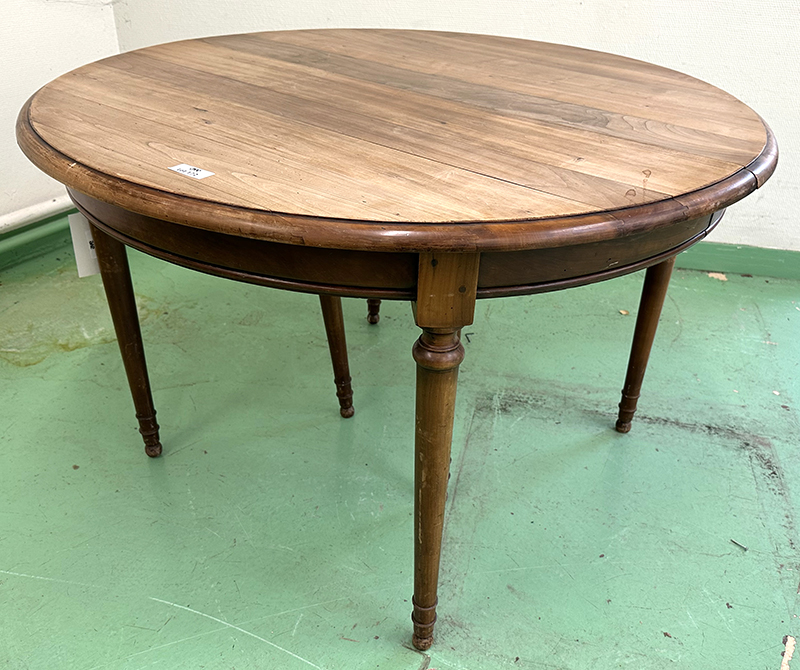 TABLE DE SALLE A MANGER A 3 RALLONGES DE FORME CIRCULAIRE FERMEE ET OVALE OUVERTE EN BOIS NATUREL. DIMENSIONS REPLIEE : 77 X 120 CM. DIMENSIONS DEPLIEE / 77 X 120 X 320 CM. LOCALISATION : ARCUEIL RESERVE 00 SALLE 14