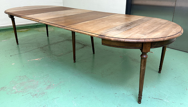 TABLE DE SALLE A MANGER A 3 RALLONGES DE FORME CIRCULAIRE FERMEE ET OVALE OUVERTE EN BOIS NATUREL. DIMENSIONS REPLIEE : 77 X 120 CM. DIMENSIONS DEPLIEE / 77 X 120 X 320 CM. LOCALISATION : ARCUEIL RESERVE 00 SALLE 14