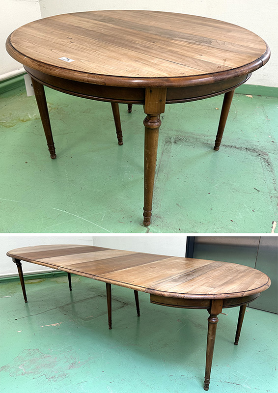 TABLE DE SALLE A MANGER A 3 RALLONGES DE FORME CIRCULAIRE FERMEE ET OVALE OUVERTE EN BOIS NATUREL. DIMENSIONS REPLIEE : 77 X 120 CM. DIMENSIONS DEPLIEE / 77 X 120 X 320 CM. LOCALISATION : ARCUEIL RESERVE 00 SALLE 14