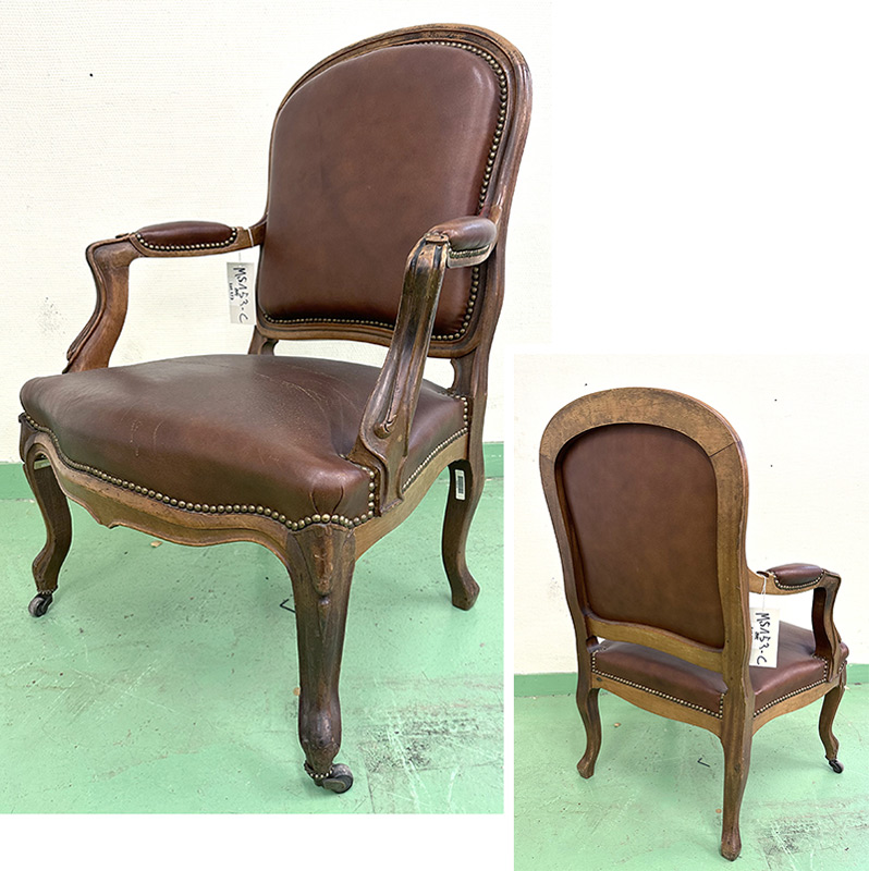 FAUTEUIL DE STYLE LOUIS XV, DOSSIER, ASSISE ET ACCOUDOIRS EN CUIR CLOUTE DE COULEUR FAUVE REPOSANT SUR UNE STRUCTURE ET 4 PIEDS EN CHENE SCULPTE AVEC ROULETTES. 85 X 68 X 63 CM. ARCUEIL 3 0014. LOCALISATION : ARCUEIL RESERVE 00 SALLE 14