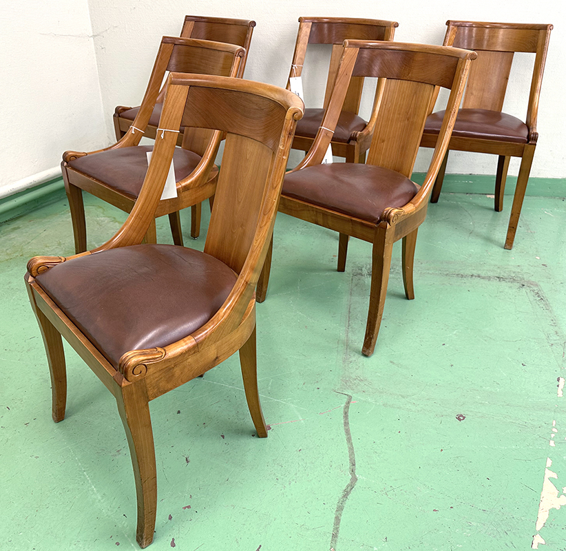 7 CHAISES DE STYLE RESTAURATION EN BOIS VERNI ET ASSISE EN CUIR DE COULEUR CUIR FAUVE. 80 X 48,5 X 49 CM. ARCUEIL 3 00S14 LOCALISATION : ARCUEIL RESERVE 00 SALLE 14