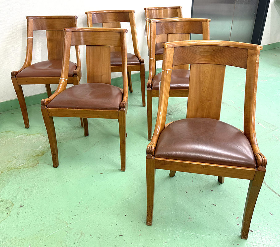 7 CHAISES DE STYLE RESTAURATION EN BOIS VERNI ET ASSISE EN CUIR DE COULEUR CUIR FAUVE. 80 X 48,5 X 49 CM. ARCUEIL 3 00S14 LOCALISATION : ARCUEIL RESERVE 00 SALLE 14