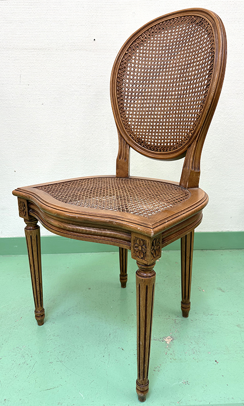 SUITE DE 10 CHAISES DE STYLE LOUIS XVI ASSISE ET DOSSIER MEDAILLON CANNELE REPOSANT SUR 4 PIEDS SCULPTES EN BOIS NATUREL. VENDU AVEC GALETTE EN CUIR FAUVE DETACHABLE. 95,5 X 48 X 51 CM. LOCALISATION : ARCUEIL RESERVE 00 SALLE 14