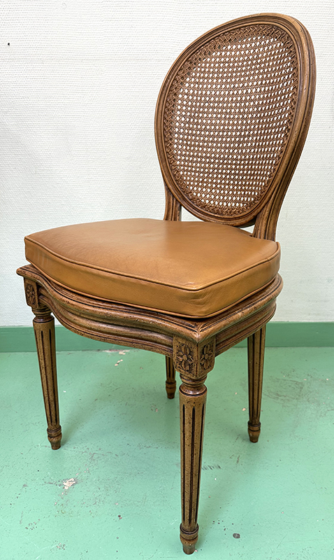 SUITE DE 10 CHAISES DE STYLE LOUIS XVI ASSISE ET DOSSIER MEDAILLON CANNELE REPOSANT SUR 4 PIEDS SCULPTES EN BOIS NATUREL. VENDU AVEC GALETTE EN CUIR FAUVE DETACHABLE. 95,5 X 48 X 51 CM. LOCALISATION : ARCUEIL RESERVE 00 SALLE 14