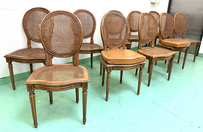 SUITE DE 10 CHAISES DE STYLE LOUIS XVI ASSISE ET DOSSIER MEDAILLON CANNELE REPOSANT SUR 4 PIEDS SCULPTES EN BOIS NATUREL. VENDU AVEC GALETTE EN CUIR FAUVE DETACHABLE. 95,5 X 48 X 51 CM. LOCALISATION : ARCUEIL RESERVE 00 SALLE 14