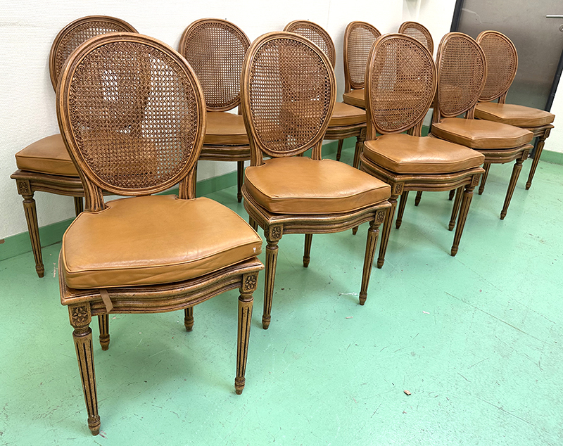 SUITE DE 10 CHAISES DE STYLE LOUIS XVI ASSISE ET DOSSIER MEDAILLON CANNELE REPOSANT SUR 4 PIEDS SCULPTES EN BOIS NATUREL. VENDU AVEC GALETTE EN CUIR FAUVE DETACHABLE. 95,5 X 48 X 51 CM. LOCALISATION : ARCUEIL RESERVE 00 SALLE 14