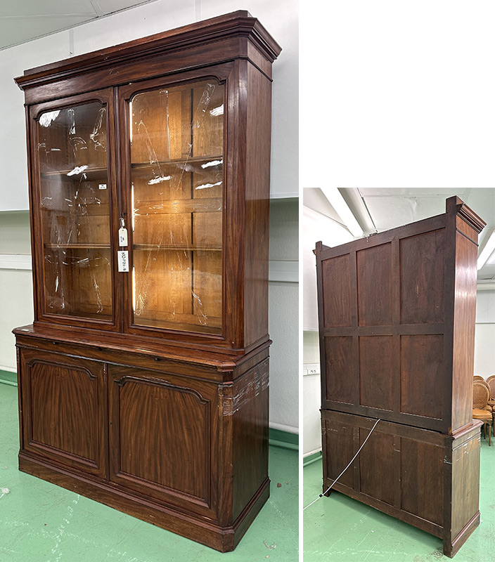 MEUBLE BIBLIOTHEQUE DE STYLE LOUIS PHILIPPE A ECLAIRAGE INCORPORE EN BOIS NATUREL COMPRENANT 1 BIBLIOTHEQUE OUVRANT PAR 2 PORTES VITREES SUR 2 ETAGERES REGLABLES REPOSANT SUR 1 MEUBLE A 2 REPOSE-LIVRES EN CEINTURE ET 1 PLACARD OUVRANT PAR 2 PORTES FERMANT A CLE SUR 1 ETAGERE AJUSTABLE. VENDU AVEC UNE CLEF. TRACES D'ADHESIF. 260 X 160 X 58 CM. LOCALISATION : ARCUEIL RESERVE 00 SALLE 14