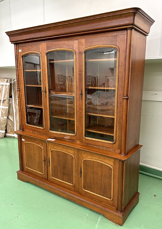 MEUBLE BIBLIOTHEQUE EN MERISIER DE STYLE LOUIS PHILIPPE COMPRENANT 1 BIBLIOTHEQUE OUVRANT PAR 3 PORTES VITREES SUR 11 ETAGERES REGLABLES REPOSANT SUR 1 MEUBLE OUVRANT PAR 3 PORTES SUR 5 ETAGERE AJUSTABLE. VENDU AVEC 5  CLEFS. 210 X 176 X 51,5 CM.  LOCALISATION : ARCUEIL RESERVE 00 SALLE 14