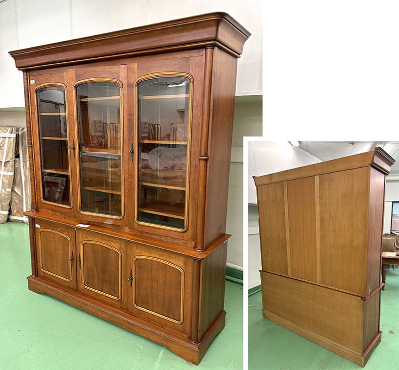 MEUBLE BIBLIOTHEQUE EN MERISIER DE STYLE LOUIS PHILIPPE COMPRENANT 1 BIBLIOTHEQUE OUVRANT PAR 3 PORTES VITREES SUR 11 ETAGERES REGLABLES REPOSANT SUR 1 MEUBLE OUVRANT PAR 3 PORTES SUR 5 ETAGERE AJUSTABLE. VENDU AVEC 5  CLEFS. 210 X 176 X 51,5 CM.  LOCALISATION : ARCUEIL RESERVE 00 SALLE 14