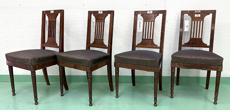 4 CHAISES FIN 19EME SIECLE A DOSSIER AJOURE, ASSISE GARNIE DE TISSU CLOUTE DE COULEUR GRIS TAUPE CADRE EN BOIS NATUREL. TACHES. 88 X 44 X 44 CM. LOCALISATION : ARCUEIL RESERVE 00 SALLE 14