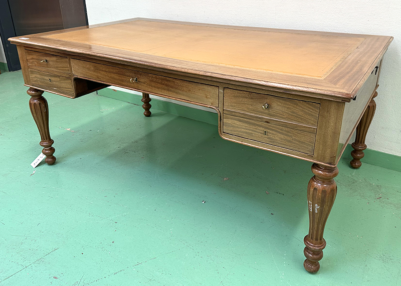 BUREAU PLAT DE STYLE LOUIS PHILIPPE EN ACAJOU A PLATEAU RECTANGULAIRE AVEC SOUS MAIN EN CUIR SUR 2 TIRETTES LATERALES AVEC INSERT EN CUIR ET 4 TIROIRS EN CEINTURE DONT 1 DOUBLE. VENDU AVEC OU SANS CLES. 76 X 170 X 100 CM. 3 UNITES. VENDU A L'UNITE AVEC FACULTE DE REUNION. LOCALISATION : ARCUEIL RESERVE 00 SALLE 14