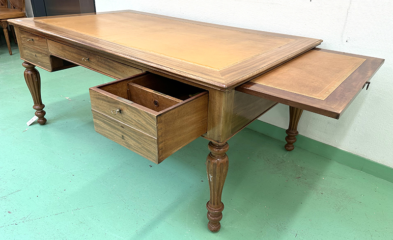 BUREAU PLAT DE STYLE LOUIS PHILIPPE EN ACAJOU A PLATEAU RECTANGULAIRE AVEC SOUS MAIN EN CUIR SUR 2 TIRETTES LATERALES AVEC INSERT EN CUIR ET 4 TIROIRS EN CEINTURE DONT 1 DOUBLE. VENDU AVEC OU SANS CLES. 76 X 170 X 100 CM. 3 UNITES. VENDU A L'UNITE AVEC FACULTE DE REUNION. LOCALISATION : ARCUEIL RESERVE 00 SALLE 14