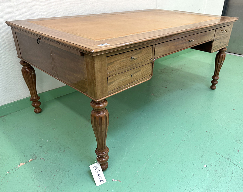 1 UNITE: BUREAU PLAT DE STYLE LOUIS PHILIPPE EN ACAJOU A PLATEAU RECTANGULAIRE AVEC SOUS MAIN EN CUIR SUR 2 TIRETTES LATERALES AVEC INSERT EN CUIR ET 4 TIROIRS EN CEINTURE DONT 1 DOUBLE. VENDU AVEC OU SANS CLES. 76 X 170 X 100 CM. LOCALISATION : ARCUEIL RESERVE 00 SALLE 14