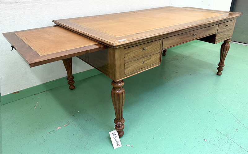 1 UNITE: BUREAU PLAT DE STYLE LOUIS PHILIPPE EN ACAJOU A PLATEAU RECTANGULAIRE AVEC SOUS MAIN EN CUIR SUR 2 TIRETTES LATERALES AVEC INSERT EN CUIR ET 4 TIROIRS EN CEINTURE DONT 1 DOUBLE. VENDU AVEC OU SANS CLES. 76 X 170 X 100 CM. LOCALISATION : ARCUEIL RESERVE 00 SALLE 14