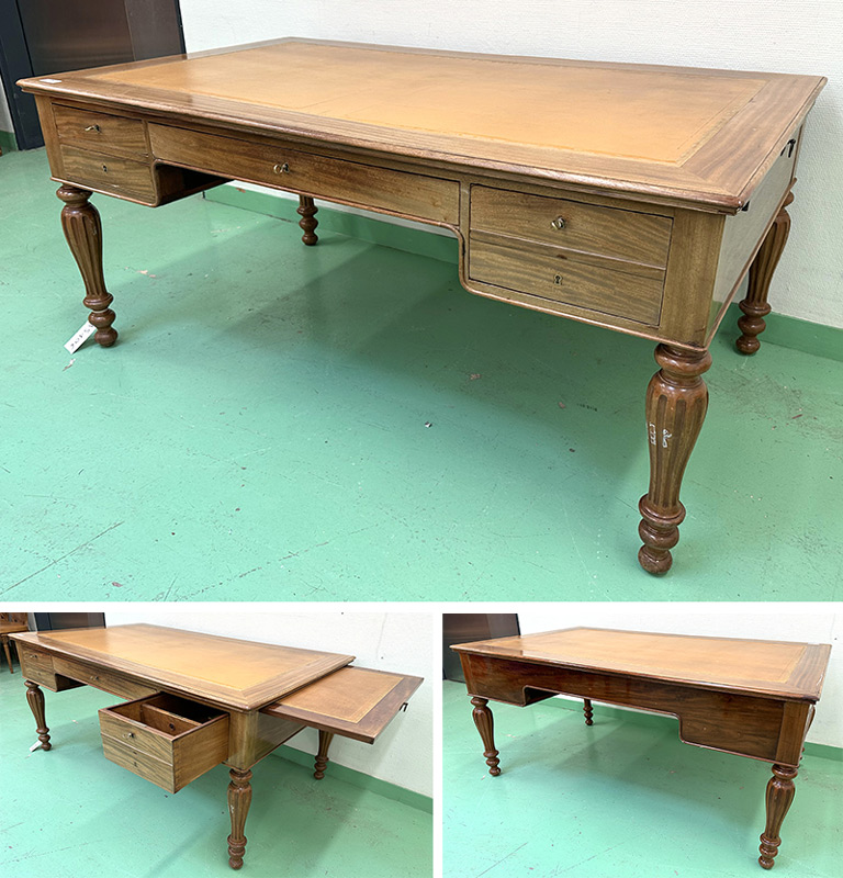 1 UNITE: BUREAU PLAT DE STYLE LOUIS PHILIPPE EN ACAJOU A PLATEAU RECTANGULAIRE AVEC SOUS MAIN EN CUIR SUR 2 TIRETTES LATERALES AVEC INSERT EN CUIR ET 4 TIROIRS EN CEINTURE DONT 1 DOUBLE. VENDU AVEC OU SANS CLES. 76 X 170 X 100 CM. LOCALISATION : ARCUEIL RESERVE 00 SALLE 14