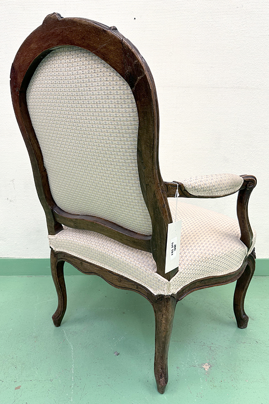 2 FAUTEUILS, DONT : 1 CHASSIS EN ACAJOU. 97 X 68 X 61 CM ZT 1 FAUTEUIL DOSSIER ACCOUDOIR ET ASSISE EN TISSU DE COULEUR ROSE PALE, CADRE EN CHENE SCULPTE VERNIS. ACCIDENT A 1 PIED. 96 X 66 X 61 CM. LOCALISATION : ARCUEIL RESERVE 00 SALLE 14