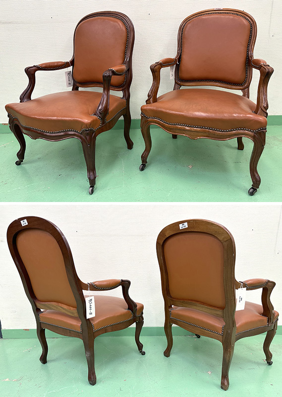 PAIRE DE FAUTEUIL DE STYLE LOUIS XV, DOSSIER ACCOUDOIR ET ASSISE EN CUIR CLOUTE DE COULEUR FAUVE SUR UNE STRUCTURE EN ACAJOU ET 2 ROULETTES SUR LES PIEDS AVANT. 96 X 69 X 60 CM. LOCALISATION : ARCUEIL RESERVE 00 SALLE 14