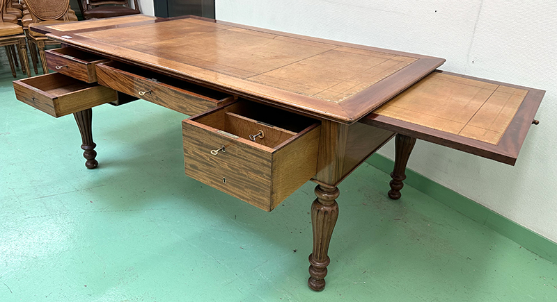 BUREAU PLAT EN ACAJOU DE STYLE LOUIS PHILIPPE A PLATEAU RECTANGULAIRE, INSERT EN CUIR CAMEL SUR LE PLATEAU ET SUR LES 2 TIRETTES LATERALES, 4 TIROIRS EN CEINTURE DONT 1 DOUBLE A 2 COMPARTIMENTS FERMANT A CLE. VENDU AVEC 3 CLES DONT 1 POUR LE COMPARTIMENT INTERIEUR. 76 X 170 X 100 CM. LOCALISATION : ARCUEIL RESERVE 00 SALLE 14