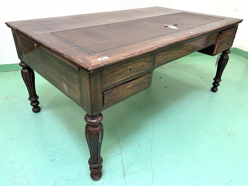 BUREAU PLAT EN ACAJOU DE STYLE LOUIS PHILIPPE A PLATEAU RECTANGULAIRE, INSERT EN CUIR MARRON SUR LE PLATEAU ET SUR LES 2 TIRETTES LATERALES, 4 TIROIRS EN CEINTURE DONT 1 DOUBLE A 2 COMPARTIMENTS FERMANT A CLE. VENDU AVEC 3 CLES DONT 1 POUR LE COMPARTIMENT INTERIEUR. 2 TIROIRS COINCES. 76 X 170 X 100 CM. LOCALISATION : ARCUEIL RESERVE 00 SALLE 14