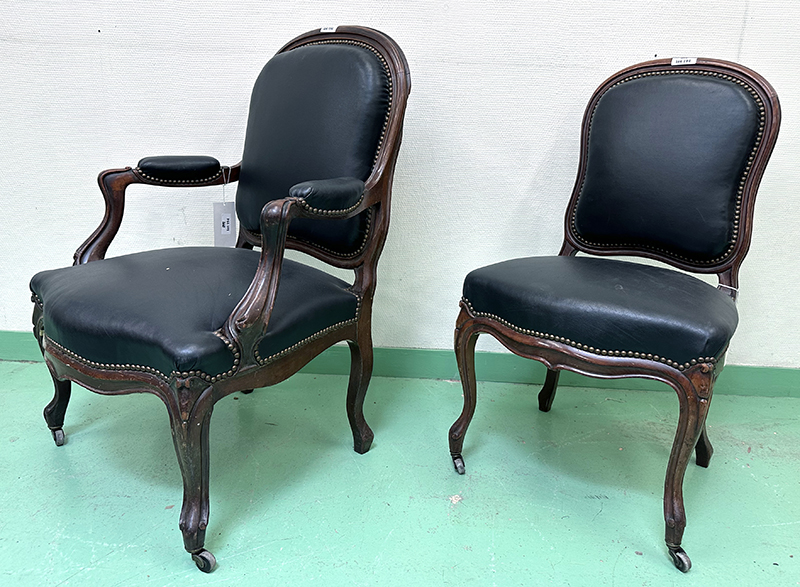 3 CHAISES ET 1 FAUTEUIL DE STYLE LOUIS XV DOSSIER ET ASSISE EN CUIR CLOUTE DE COULEUR NOIR CAMEL ET FAUVE (TRACES DE SCOTCH) SUR UNE STRUCTURE EN ACAJOU A PIEDS GALBES SUR 2 ROULETTES A L'AVANT. MANQUE 1 ROULETTE. 83 X 52 X 51 CM. LOCALISATION : ARCUEIL RESERVE 00 SALLE 14