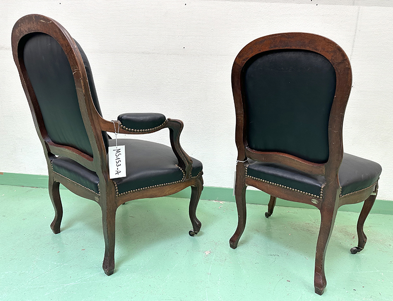 3 CHAISES ET 1 FAUTEUIL DE STYLE LOUIS XV DOSSIER ET ASSISE EN CUIR CLOUTE DE COULEUR NOIR CAMEL ET FAUVE (TRACES DE SCOTCH) SUR UNE STRUCTURE EN ACAJOU A PIEDS GALBES SUR 2 ROULETTES A L'AVANT. MANQUE 1 ROULETTE. 83 X 52 X 51 CM. LOCALISATION : ARCUEIL RESERVE 00 SALLE 14