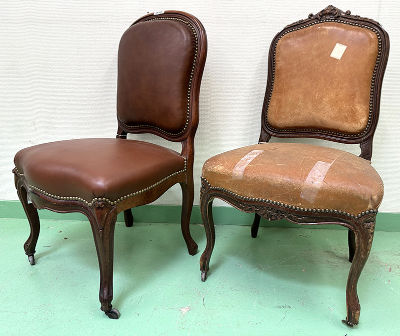 3 CHAISES ET 1 FAUTEUIL DE STYLE LOUIS XV DOSSIER ET ASSISE EN CUIR CLOUTE DE COULEUR NOIR CAMEL ET FAUVE (TRACES DE SCOTCH) SUR UNE STRUCTURE EN ACAJOU A PIEDS GALBES SUR 2 ROULETTES A L'AVANT. MANQUE 1 ROULETTE. 83 X 52 X 51 CM. LOCALISATION : ARCUEIL RESERVE 00 SALLE 14