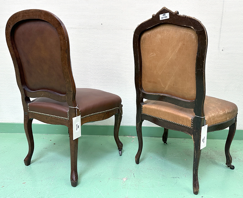 3 CHAISES ET 1 FAUTEUIL DE STYLE LOUIS XV DOSSIER ET ASSISE EN CUIR CLOUTE DE COULEUR NOIR CAMEL ET FAUVE (TRACES DE SCOTCH) SUR UNE STRUCTURE EN ACAJOU A PIEDS GALBES SUR 2 ROULETTES A L'AVANT. MANQUE 1 ROULETTE. 83 X 52 X 51 CM. LOCALISATION : ARCUEIL RESERVE 00 SALLE 14