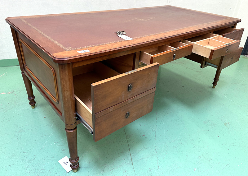 BUREAU PLAT DE STYLE LOUIS PHILIPPE EN BOIS NATUREL VERNI A PLATEAU RECTANGULAIRE, INSERT EN CUIR FAUVE SUR LE PLATEAU ET SUR LES 2 TIRETTES LATERALES, 5 TIROIRS EN CEINTURE FERMANT A CLE. VENDU AVEC 3 CLES. 76 X 190 X 90 CM. LOCALISATION : ARCUEIL RESERVE 00 SALLE 14