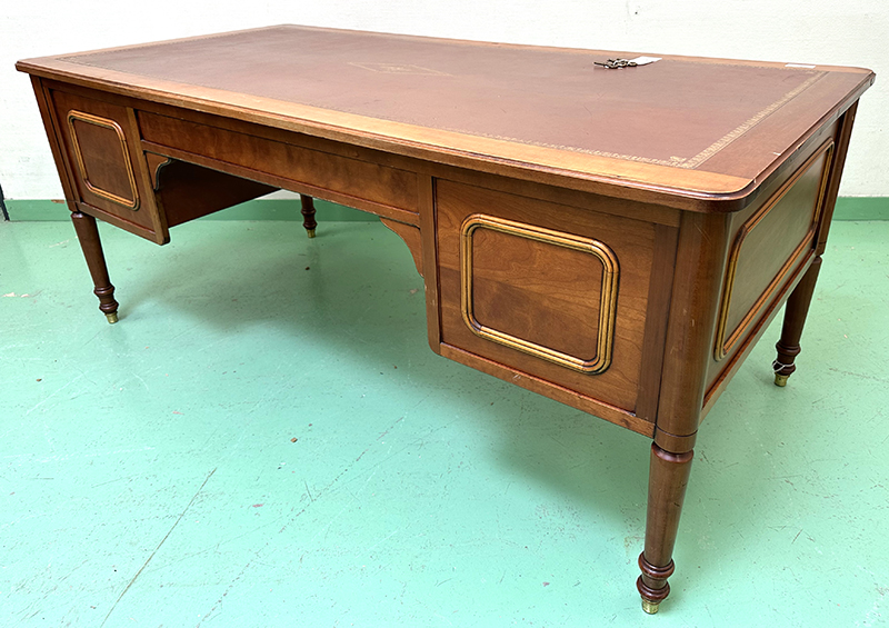 BUREAU PLAT DE STYLE LOUIS PHILIPPE EN BOIS NATUREL VERNI A PLATEAU RECTANGULAIRE, INSERT EN CUIR FAUVE SUR LE PLATEAU ET SUR LES 2 TIRETTES LATERALES, 5 TIROIRS EN CEINTURE FERMANT A CLE. VENDU AVEC 3 CLES. 76 X 190 X 90 CM. LOCALISATION : ARCUEIL RESERVE 00 SALLE 14