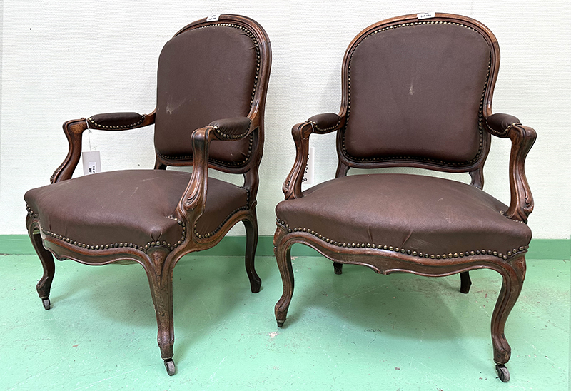 FAUTEUIL DE STYLE LOUIS XV, DOSSIER, ASSISE ET ACCOUDOIRS EN SIMILI CUIR CLOUTE DE COULEUR MARRON  REPOSANT SUR UNE STRUCTURE ET 4 PIEDS EN CHENE SCULPTE AVEC ROULETTES SUR LES PIEDS AVANT. 85 X 68 X 63 CM. ARCUEIL 3 0014. LOCALISATION : ARCUEIL RESERVE 00 SALLE 14