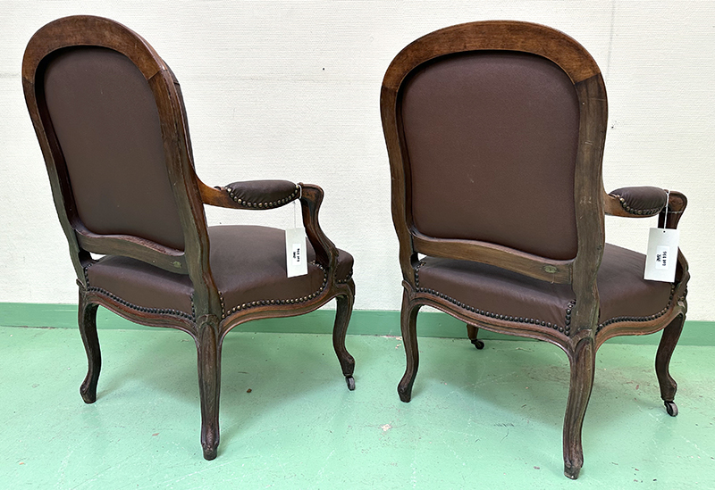 FAUTEUIL DE STYLE LOUIS XV, DOSSIER, ASSISE ET ACCOUDOIRS EN SIMILI CUIR CLOUTE DE COULEUR MARRON REPOSANT SUR UNE STRUCTURE ET 4 PIEDS EN CHENE SCULPTE AVEC ROULETTES SUR LES PIEDS AVANT. 85 X 68 X 63 CM. ARCUEIL 3 0014. LOCALISATION : ARCUEIL RESERVE 00 SALLE 14