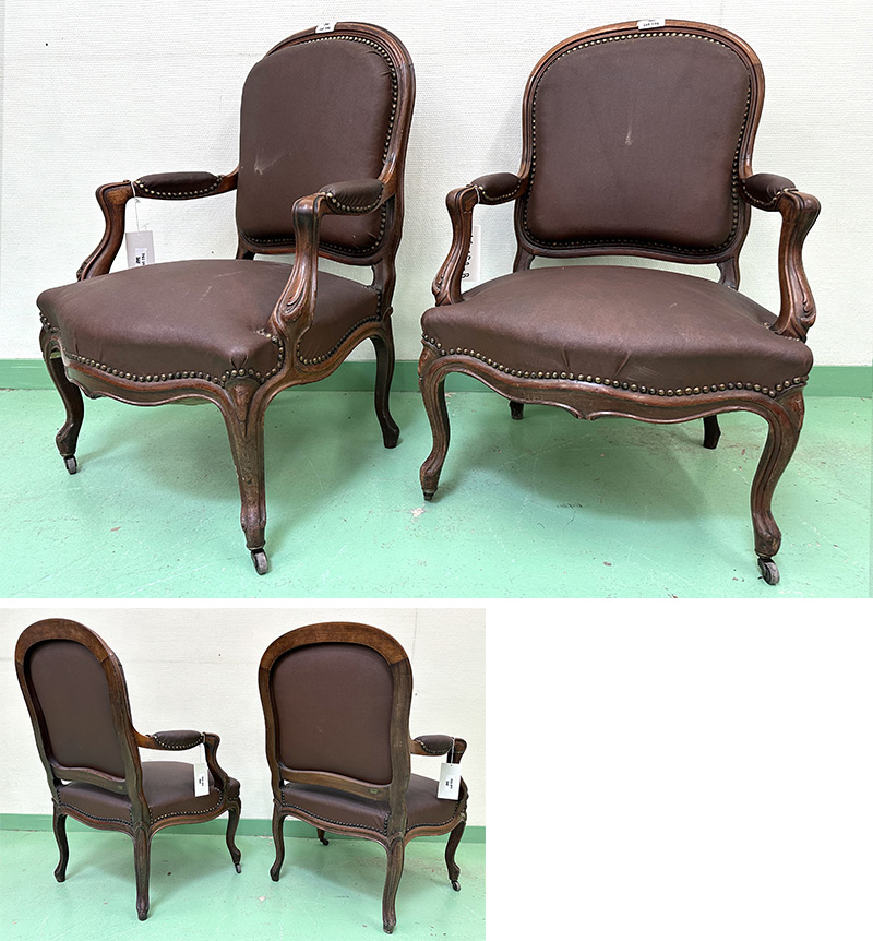 FAUTEUIL DE STYLE LOUIS XV, DOSSIER, ASSISE ET ACCOUDOIRS EN SIMILI CUIR CLOUTE DE COULEUR MARRON REPOSANT SUR UNE STRUCTURE ET 4 PIEDS EN CHENE SCULPTE AVEC ROULETTES SUR LES PIEDS AVANT. 85 X 68 X 63 CM. ARCUEIL 3 0014. LOCALISATION : ARCUEIL RESERVE 00 SALLE 14