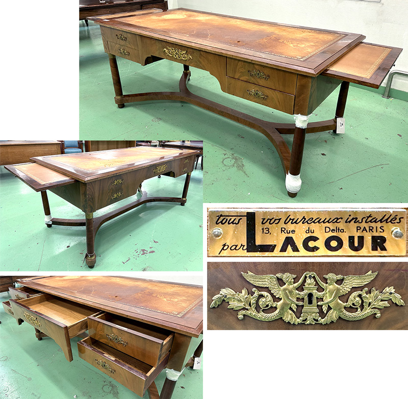 BUREAU PLAT EN ACAJOU STYLE EMPIRE A PLATEAU RECTANGULAIRE DE MARQUE LACOUR, INSERT EN CUIR DE COULEUR CAMEL SUR LE PLATEAU ET SUR LES 2 TIRETTES LATERALES, 5 TIROIRS EN CEINTURE ET TIROIR FACTICES COTE VISITEUR. ACCIDENT A 1 PIED. 78 X 180 X 90 CM. LOCALISATION : ARCUEIL RESERVE 00 SALLE 14