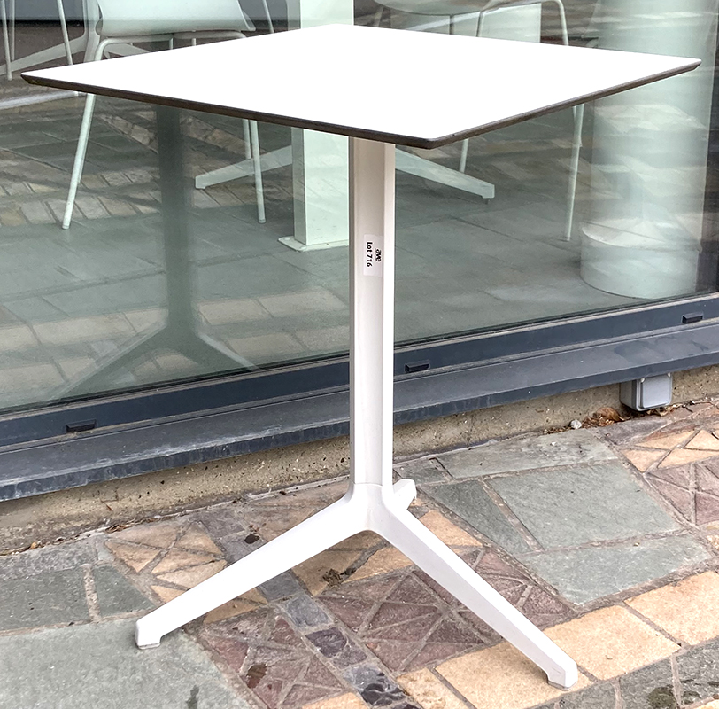 TABLE BISTRO EXTERIEUR DESIGN JORGE PENSI MODELE YPSILON EDITION PEDRALI, PLATEAU CARRE EN RESINE DE COULEUR BLANCHE ET PIETEMENT TRIPODE EN FONTE D'ALUMINIUM LAQUE DE COULEUR BLANC. USURE. 74 X 59 X 59. 15 UNITES. VENDU A L'UNITE AVEC FACULTE DE REUNION. CAFETERIA.