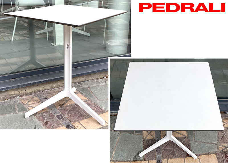 TABLE BISTRO EXTERIEUR DESIGN JORGE PENSI MODELE YPSILON EDITION PEDRALI, PLATEAU CARRE EN RESINE DE COULEUR BLANCHE ET PIETEMENT TRIPODE EN FONTE D'ALUMINIUM LAQUE DE COULEUR BLANC. USURE. 74 X 59 X 59. 15 UNITES. VENDU A L'UNITE AVEC FACULTE DE REUNION. CAFETERIA.