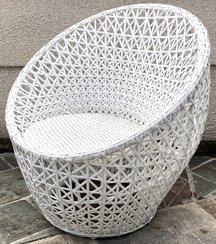 FAUTEUIL D'EXTERIEUR DE MARQUE MAISON DU MONDE MODELE DURBAN EN RESINE TRESSEE DE COULEUR BLANCHE ET STRUCTURE TUBULAIRE EN ACIER LAQUE DE COULEUR BLANC. ACCIDENT. 80 X 74 X 65 CM. 6 UNITES. VENDU A L'UNITE AVEC FACULTE DE REUNION. CAFET TERRASSE.