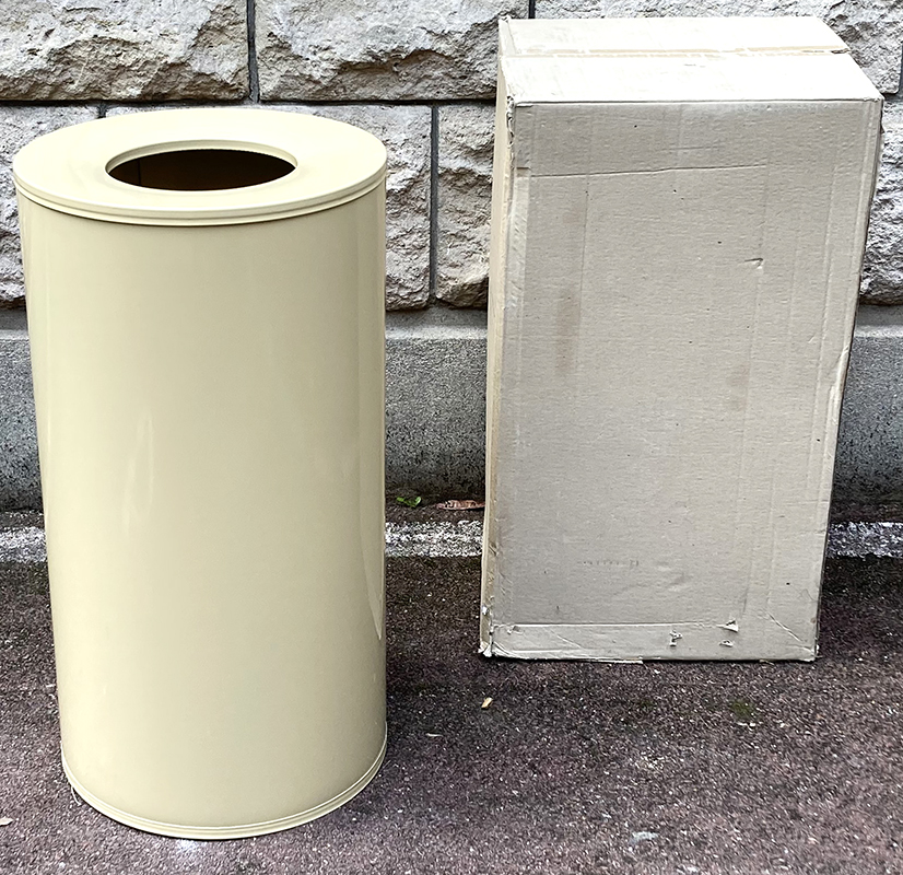 2 UNITES: POUBELLE CYLINDRIQUE DE 80 LITRES EN ACIER LAQUE DE COULEUR BEIGE. NEUF DANS SON EMBALLAGE D'ORIGINE. 72 X 39 CM. ARCUEIL 5.