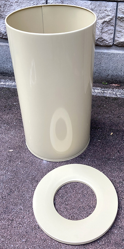 POUBELLE CYLINDRIQUE DE 80 LITRES EN ACIER LAQUE DE COULEUR BEIGE. NEUF DANS SON EMBALLAGE D'ORIGINE. 72 X 39 CM. 2 UNITES. VENDU A L'UNITE AVEC FACULTE DE REUNION. ARCUEIL 5.