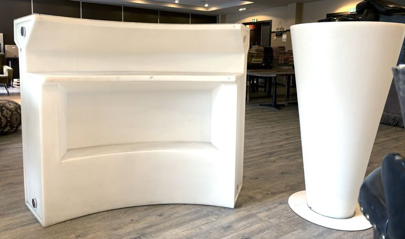 1 ELEMENT DE BAR OU CONSOLE ET UN MANGE DEBOUT DE FORME CONIQUE D'EXTERIEUR ET OU D'INTERIEUR EN NYLON ALIMENTAIRE DE COULEUR BLANCHE. PLAQUE EN PLEXIGLAS SUR LE PLATEAU DU BAR ET DU MANGE DEBOUT. POSSIBILITE D'INSTALLER UN ECLAIRAGE A L'INTERIEUR DU BAR. BAR : 112 X 62 X 151 CM. MANGE DEBOUT : 111 X 60 CM.