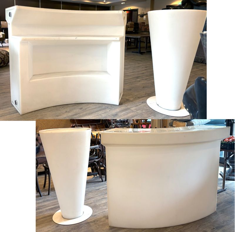 1 ELEMENT DE BAR OU CONSOLE ET UN MANGE DEBOUT DE FORME CONIQUE D'EXTERIEUR ET OU D'INTERIEUR EN NYLON ALIMENTAIRE DE COULEUR BLANC. PLAQUE EN PLEXIGLAS SUR LE PLATEAU DU BAR ET DU MANGE DEBOUT. POSSIBILITE D'INSTALLER UN ECLAIRAGE A L'INTERIEUR DU BAR. BAR : 112 X 62 X 151 CM. MANGE DEBOUT : 111 X 60 CM.