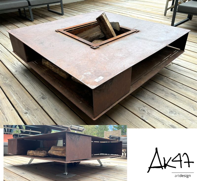 BRASERO DESIGN ET MARQUE "AK 47" MODELE TOAST DE FORME CARRE EN ACIER CORTEN A QUATRE NICHES EN CEINTURE REPOSANT SUR QUATRE PIEDS EN ALUMINIUM. POIDS DU BRASERO : 180 KG. MANQUE LES 4 PLAQUES EN VERRE. 38 X 125 CM X 125 CM. DIMENSION DU FOYER 14 X 45 X 45.