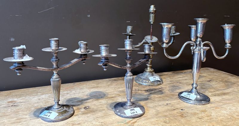 4 CANDELABRES EN METAL ARGENTE DONT 1 PAIRE A 3 BOUGIES ET 2 AUTRES EN L'ETAT. USURES, ACCIDENTS ET MANQUES. 25 X 28 CM.