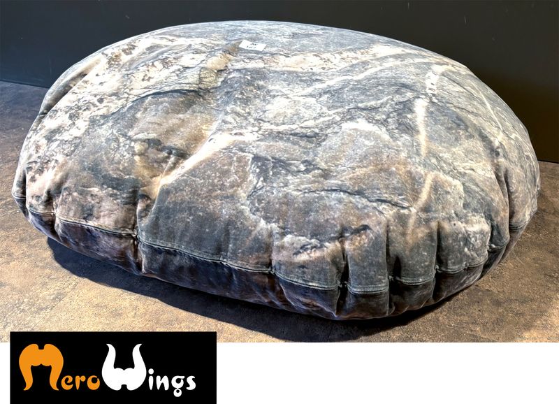 GRAND POUF EN FORME ET DECOR DE GALET DE MARQUE MERO WINGS. 30 X 120 CM.