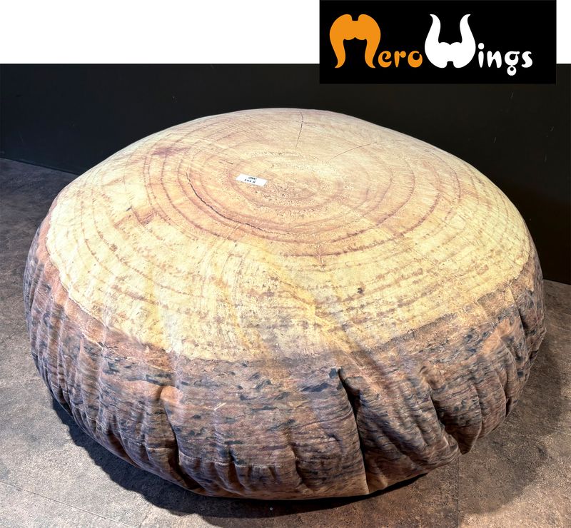 GRAND POUF EN FORME ET DECOR D'UN RONDIN DE BOIS DE MARQUE MERO WINGS MODELE FOREST POD. 56 X 106 CM.